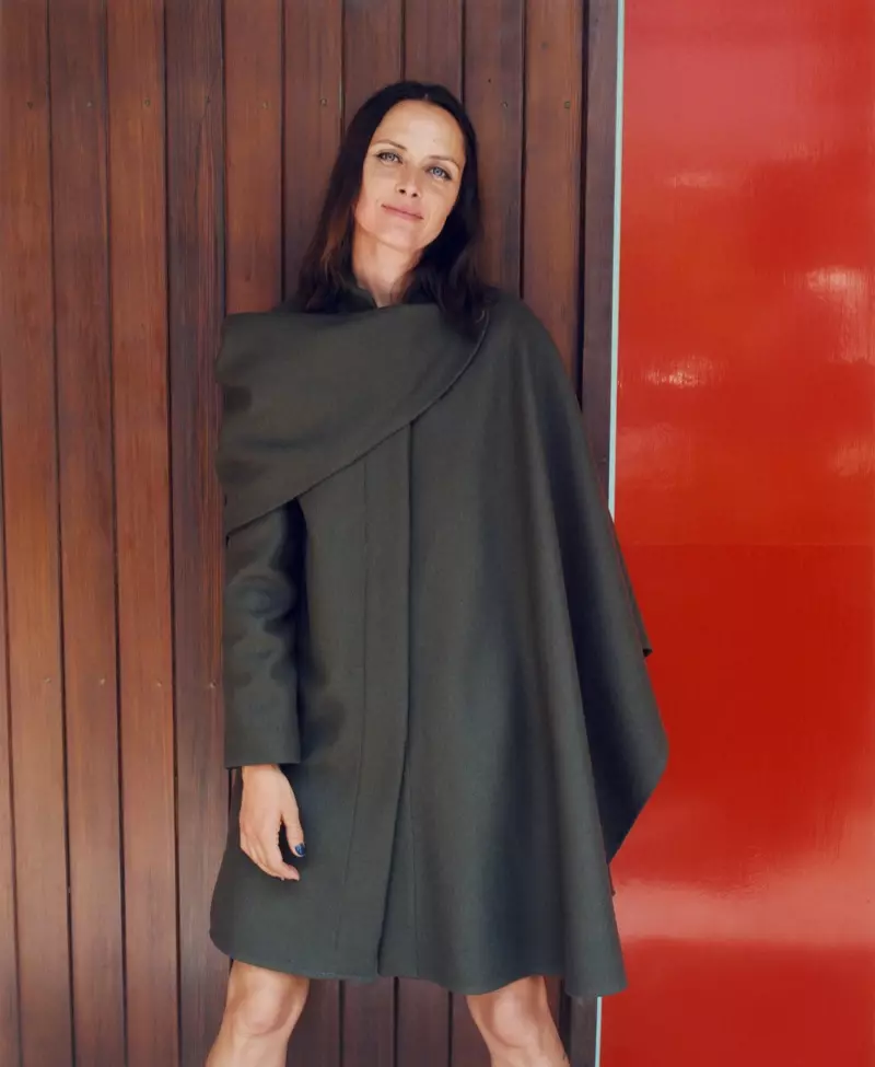 Tasha Tilberg פּאָוזאַז אין Jacquemus פֿאַר Nordstrom האַרבסט 2018 קאמפאניע