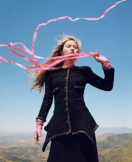 Devon Aoki pozează în aer liber pentru campania Nordstrom de toamnă 2018