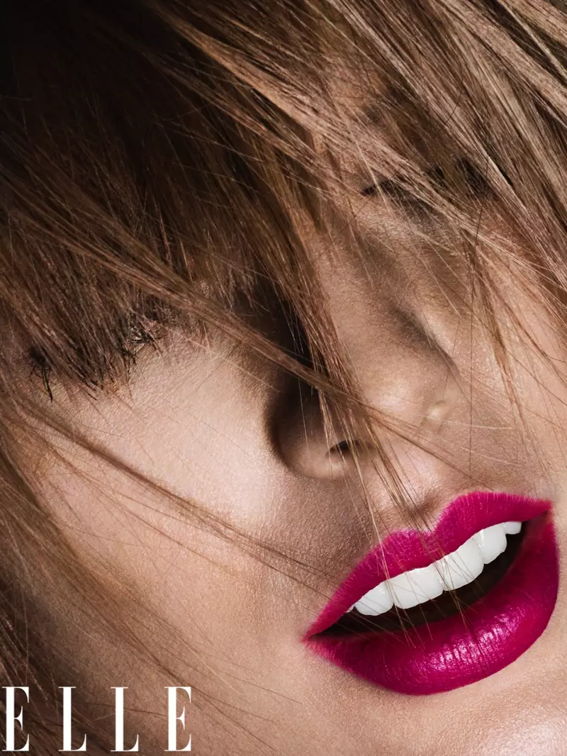 Taylor Swift dra 'n warm pienk lipkleur om haar close-up te kry