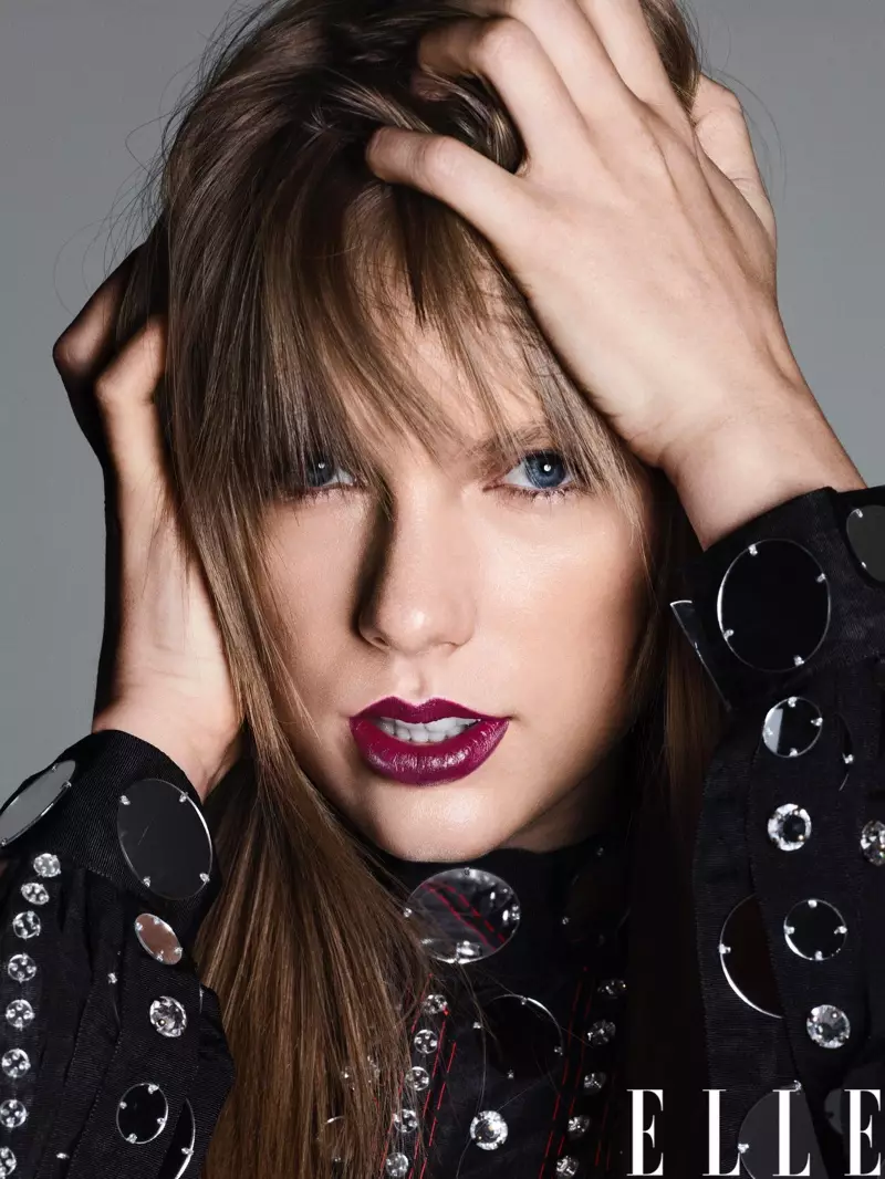 Taylor Swift pozează într-un top împodobit Gucci