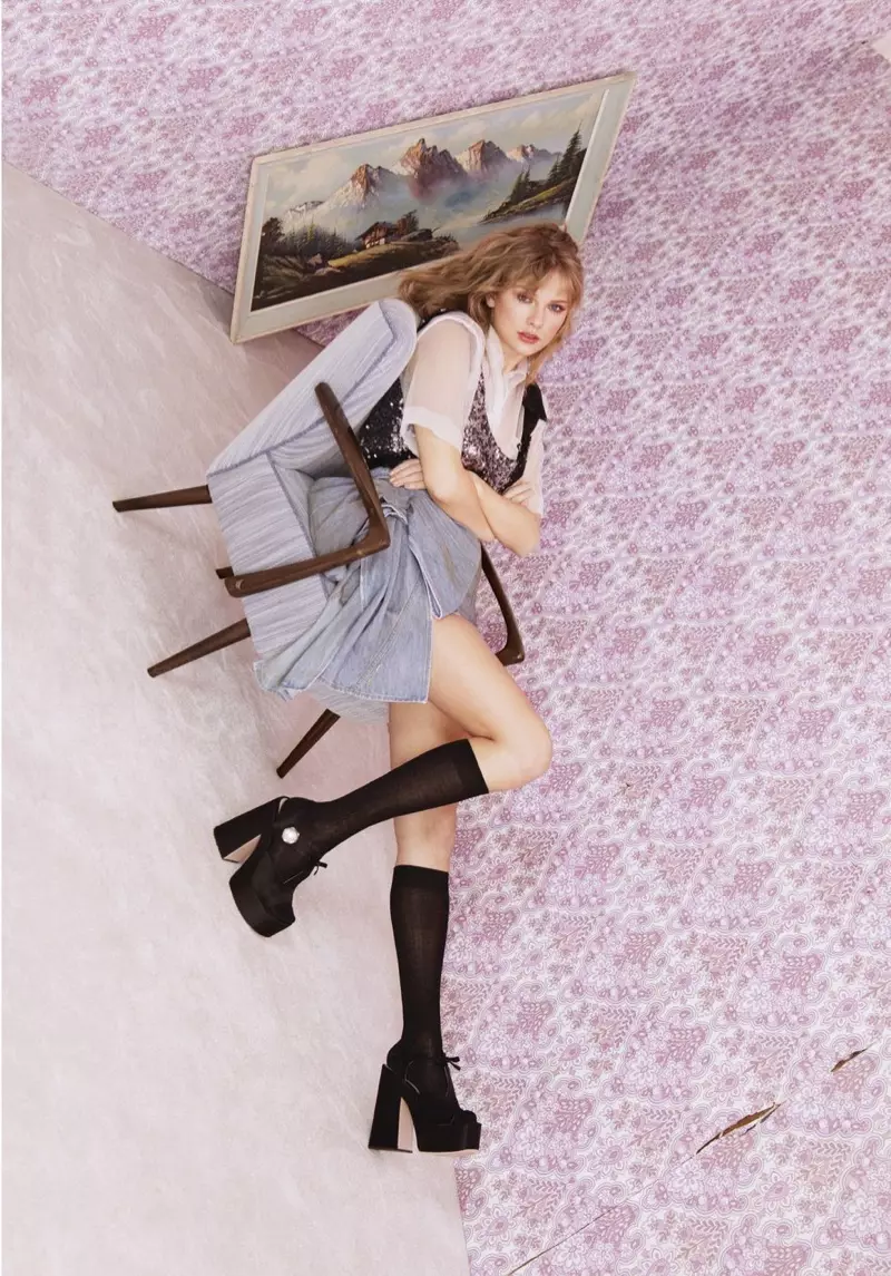 Cantora Taylor Swift usa look Miu Miu com salto plataforma