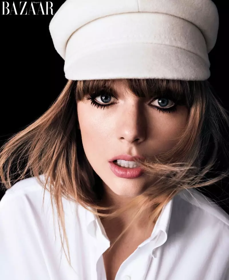 Nag-pose si Taylor Swift sa Miu Miu shirt at Ruslan Baginskly cap