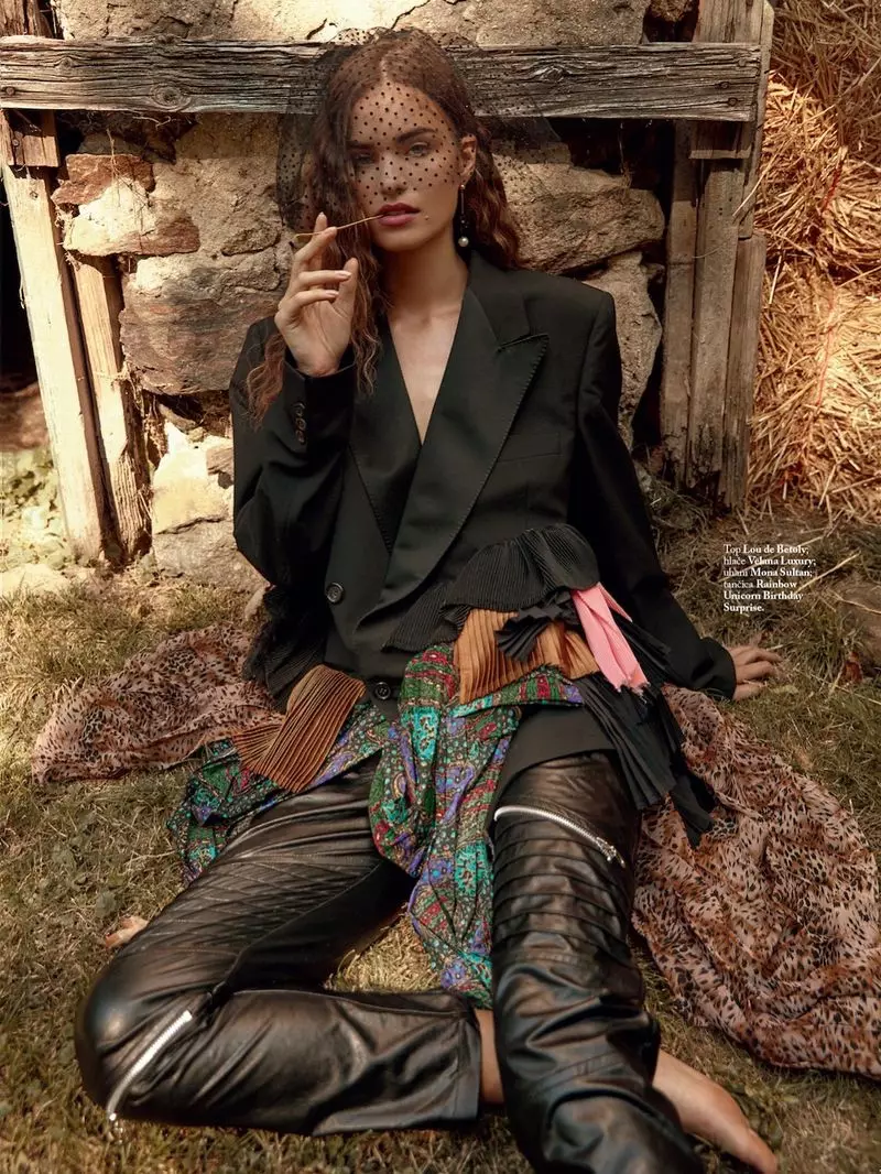 Robin Holzken pose dans des ensembles romantiques pour ELLE Slovénie