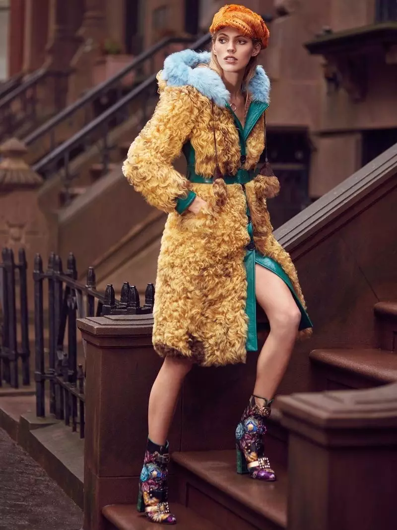 Devon Windsor Layers Up sa Winter Coats para sa Harper's Bazaar Kazakhstan