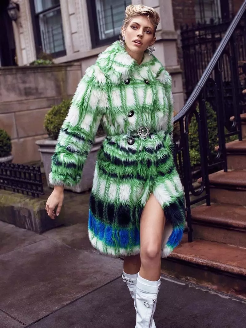 Devon Windsor Layers Up sa Winter Coats para sa Harper's Bazaar Kazakhstan