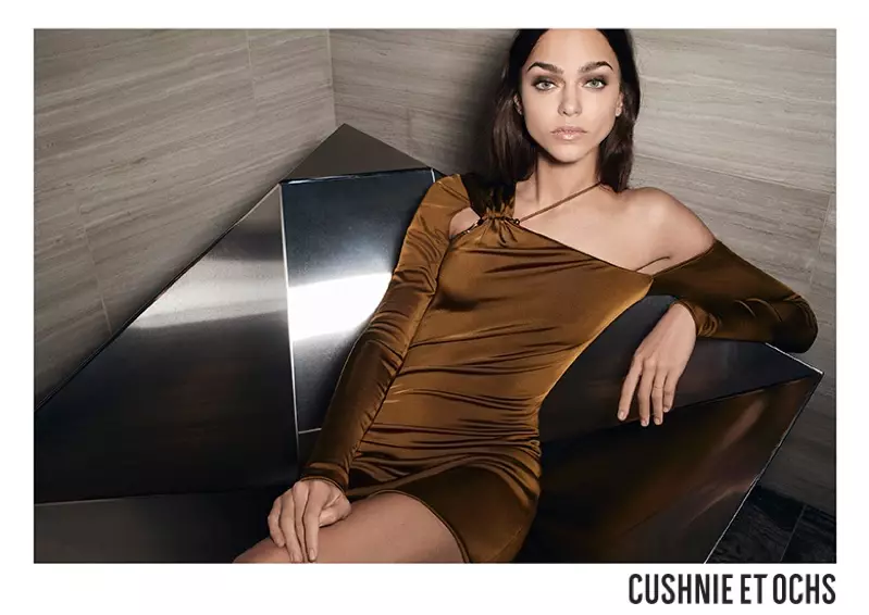 Cushnie et Ochs-ന്റെ റിസോർട്ട് 2018 കാമ്പെയ്നിൽ Zhenya Katava അഭിനയിക്കുന്നു