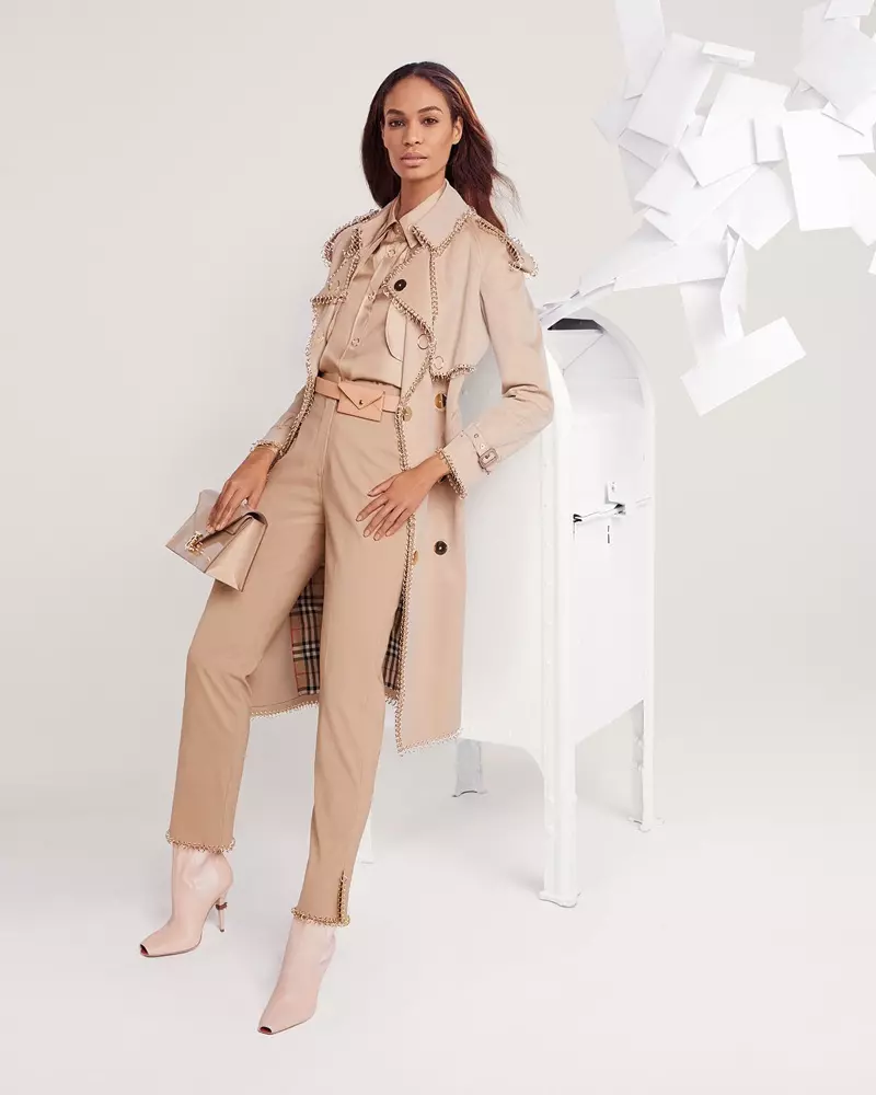 Klädd i Burberry, Joan Smalls frontar Neiman Marcus vårkampanj 2019