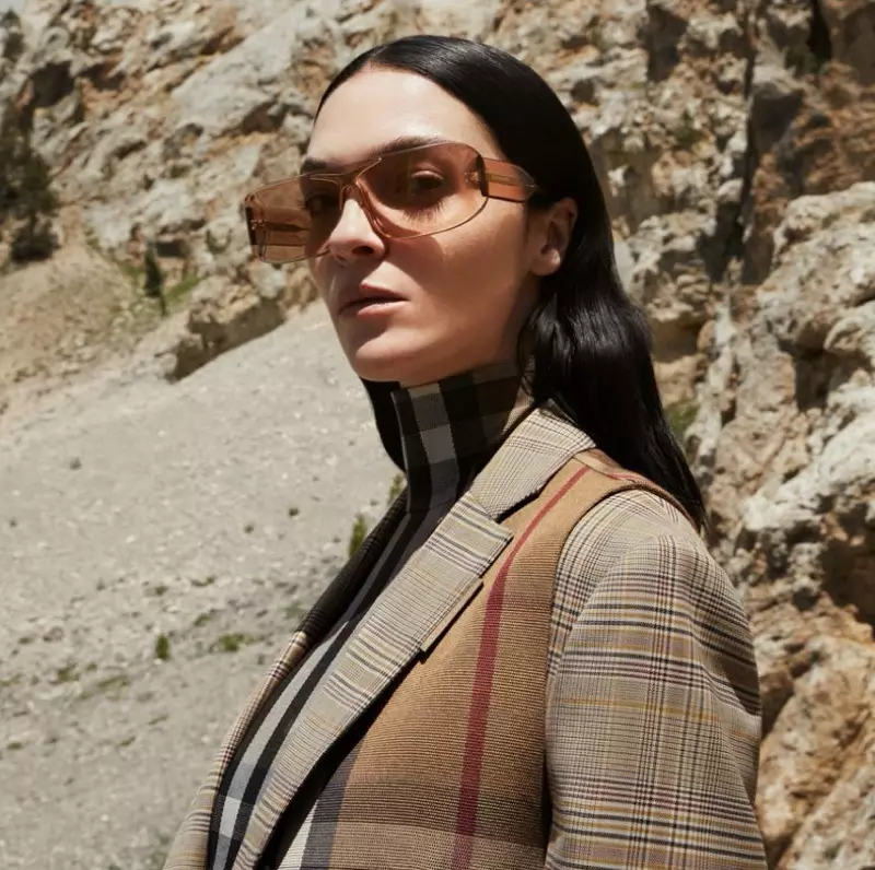 Mariacarla Boscono modelleer sonbrille in Burberry herfs-winter 2020-veldtog.