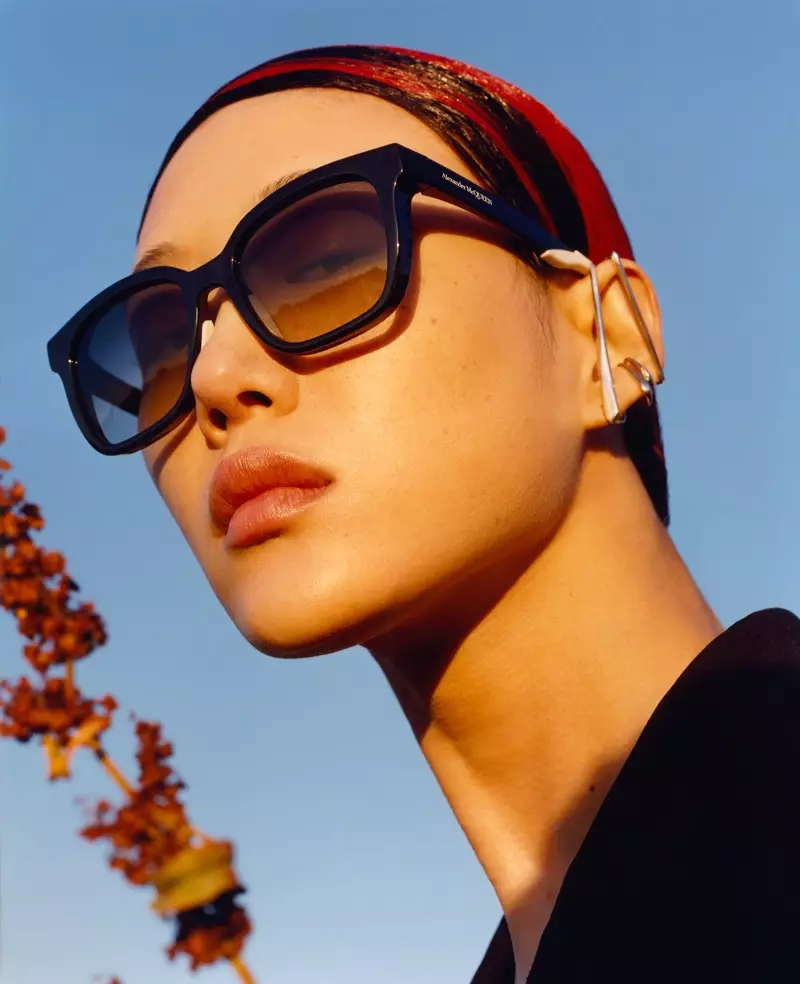 Sora Choi usa óculos de sol na campanha outono-inverno 2020 de Alexander McQueen.