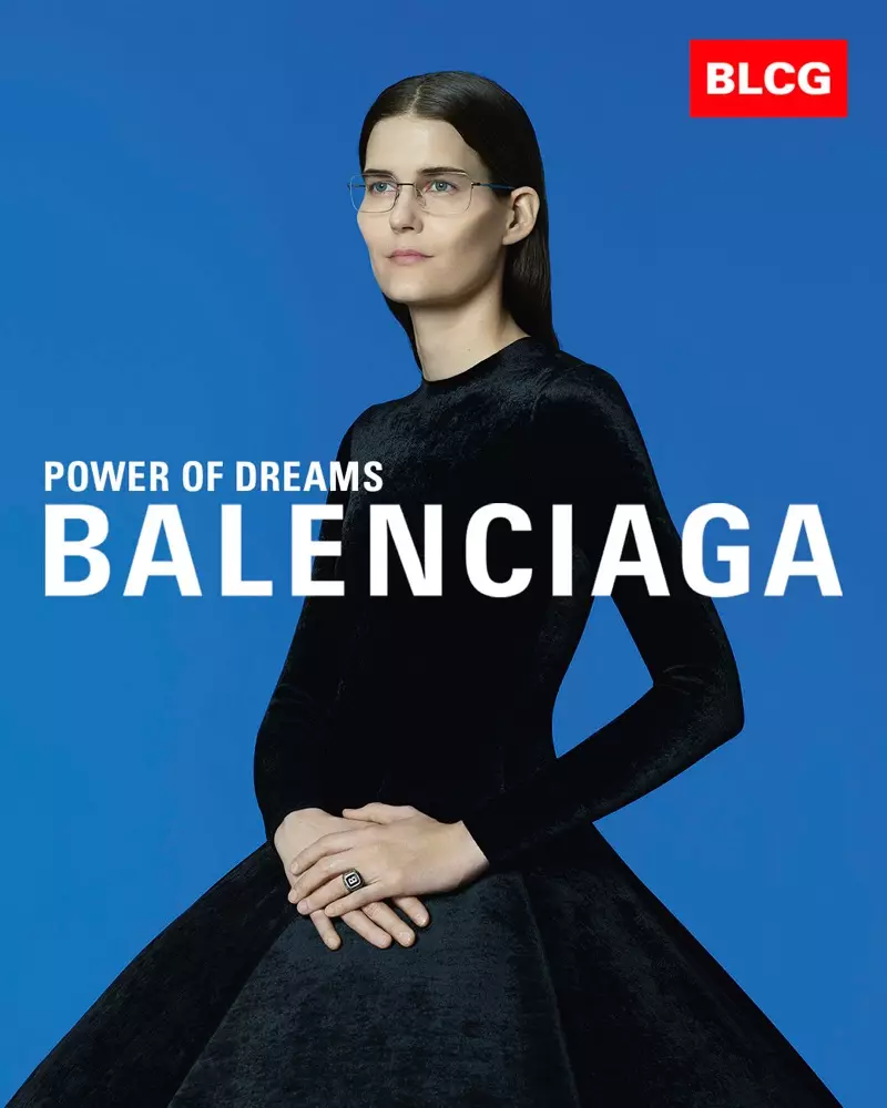 Элиза Дуглас стала лицом рекламной кампании Balenciaga весна-лето 2020.