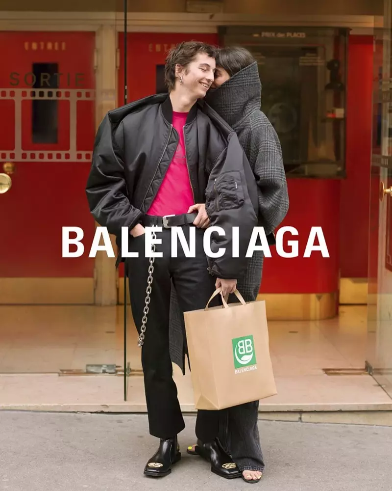 Người mẫu nở nụ cười rạng rỡ cho chiến dịch mùa đông 2019 của Balenciaga
