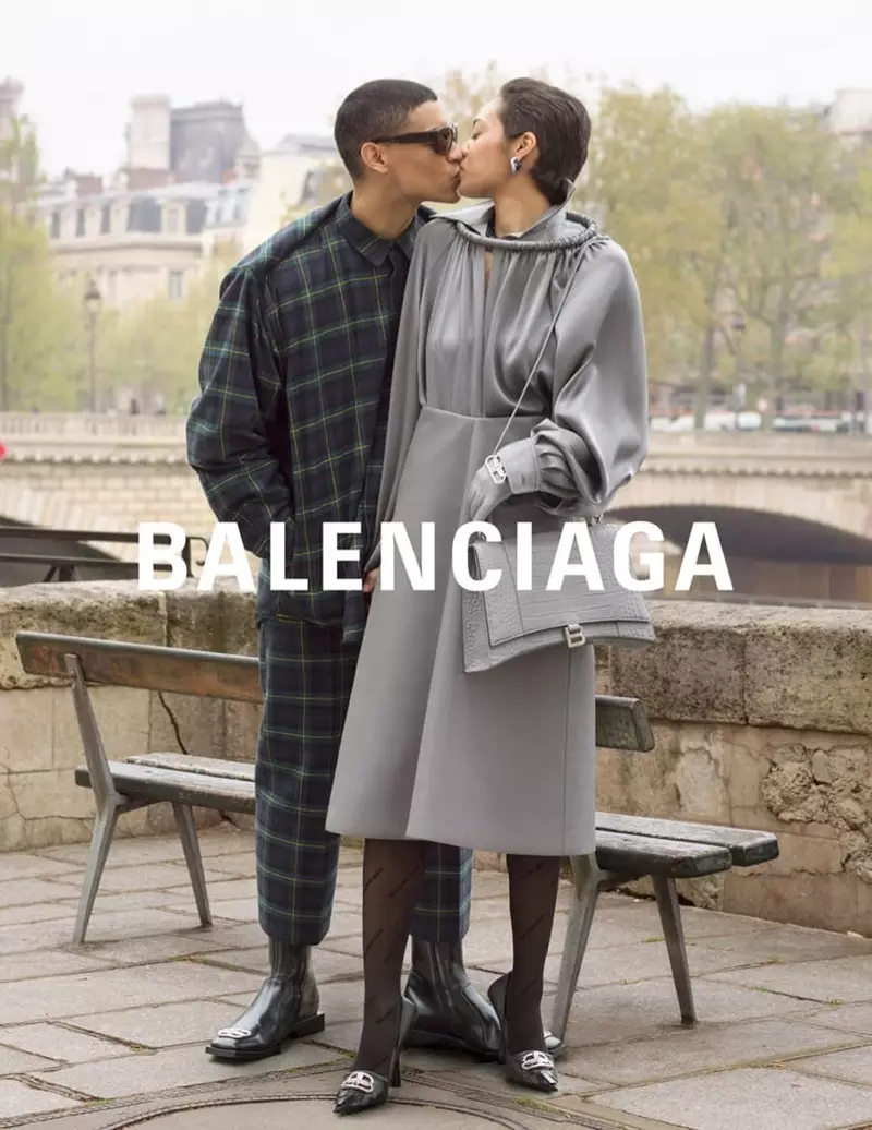 Balenciaga ra mắt chiến dịch mùa đông 2019 với các cặp đôi người mẫu