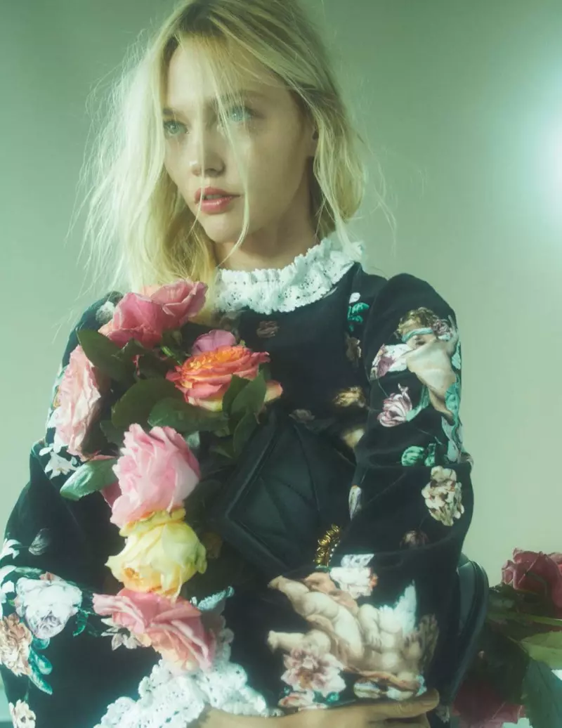 Sasha Pivovarova staat in volle bloei voor Vogue Russia