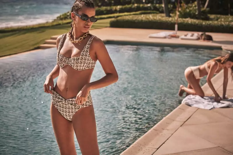 තටාක අසල පෙනී සිටින Nisaa Pouncey Devon Windsor Swim spring 2021 ප්‍රචාරණයේ පෙරමුණ ගෙන සිටී.