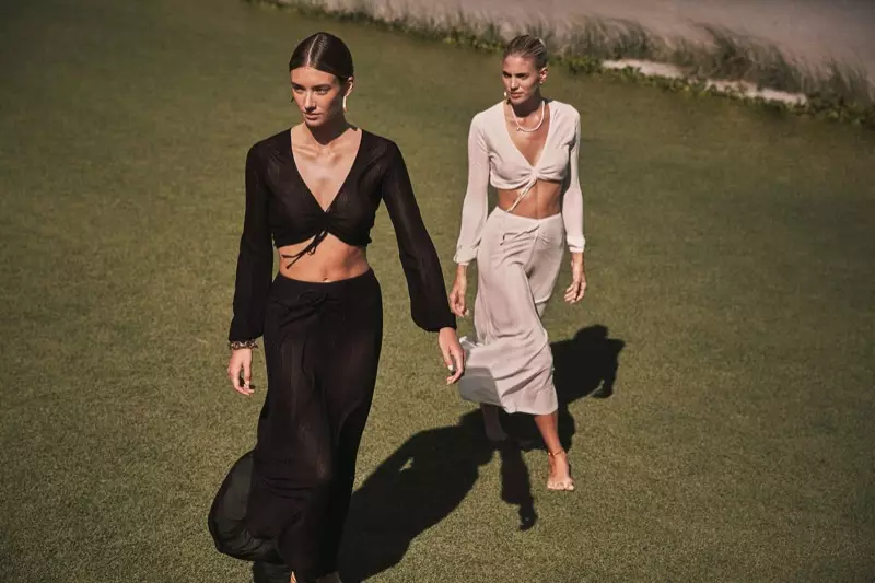 Lorena Rae e Devon Windsor usam conjuntos combinando na campanha Devon Windsor Swim primavera 2021.