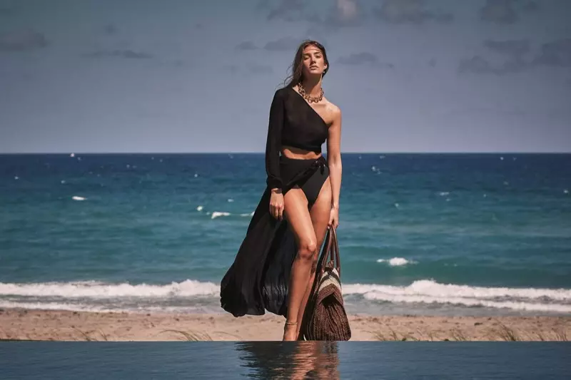 Lorena Rae berjemur di bawah sinar matahari dalam kampanye Devon Windsor Swim musim semi 2021.