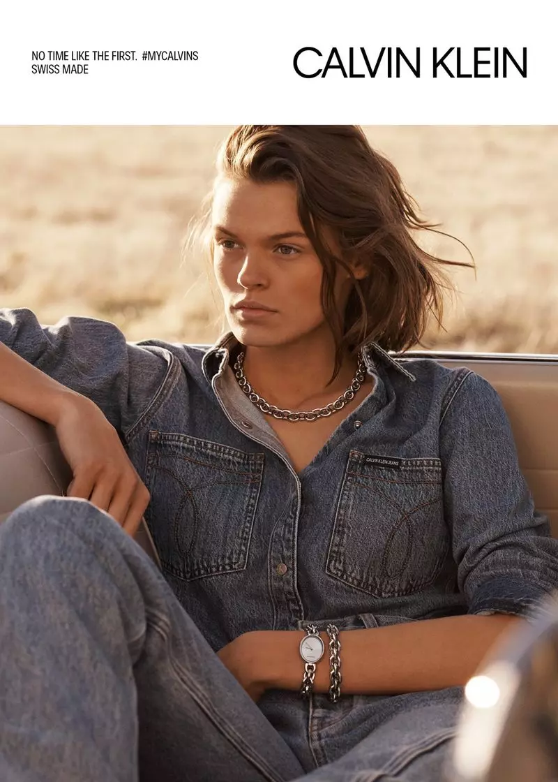 Cara Taylor, vestida de mezclilla, está á fronte da campaña Calvin Klein Jewelry + Watches primavera-verán 2019