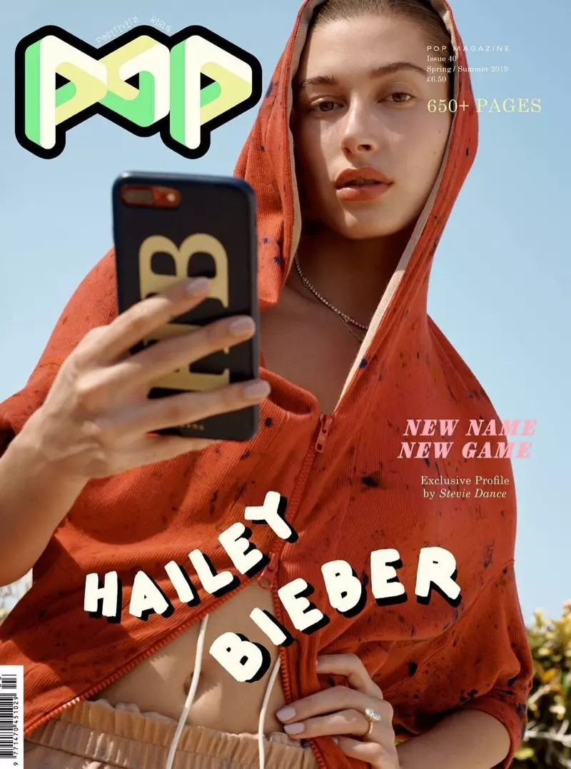 Hailey Baldwin posiert mit einem Handy auf dem Cover des POP Magazine Spring/Summer 2019