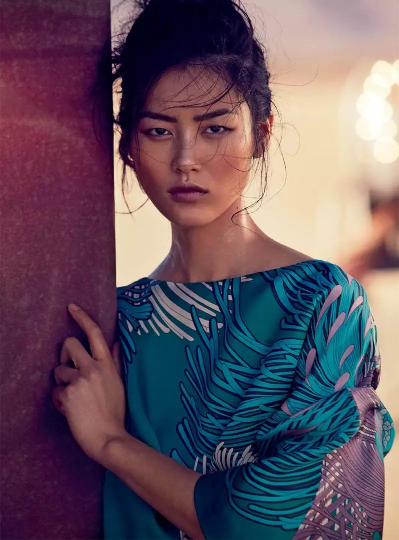 Liu Wen reser med cirkusen för Vogue Australias marsnummer av Will Davidson