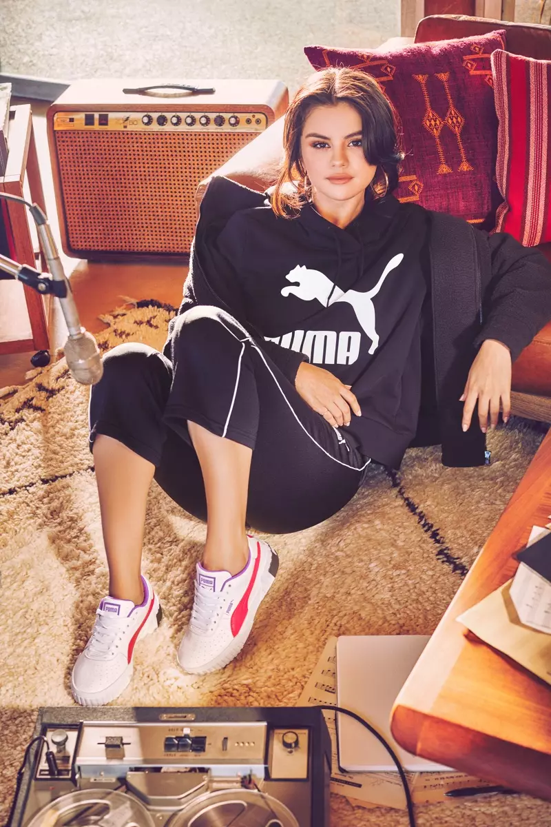 Speváčka Selena Gomez pózuje v kampani PUMA Cali Chase