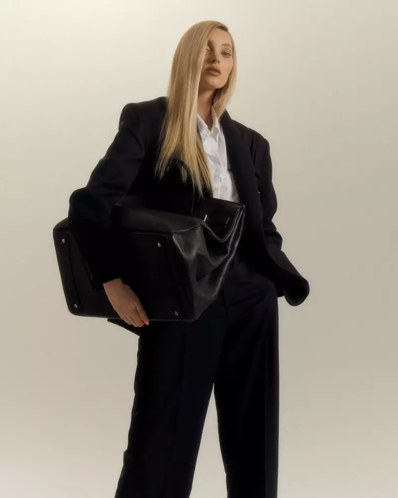 Elsa Hosk Models Statement Bags kanggo CR Fashion Book