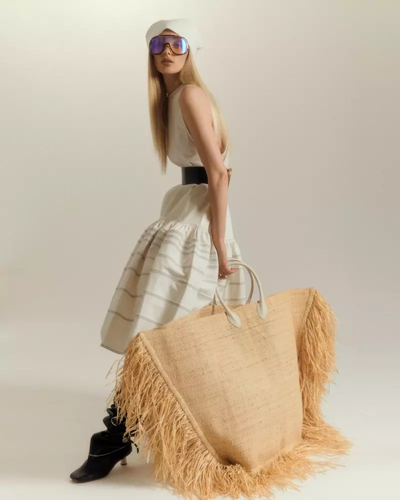 Mga Statement Bag ng Elsa Hosk Models para sa CR Fashion Book