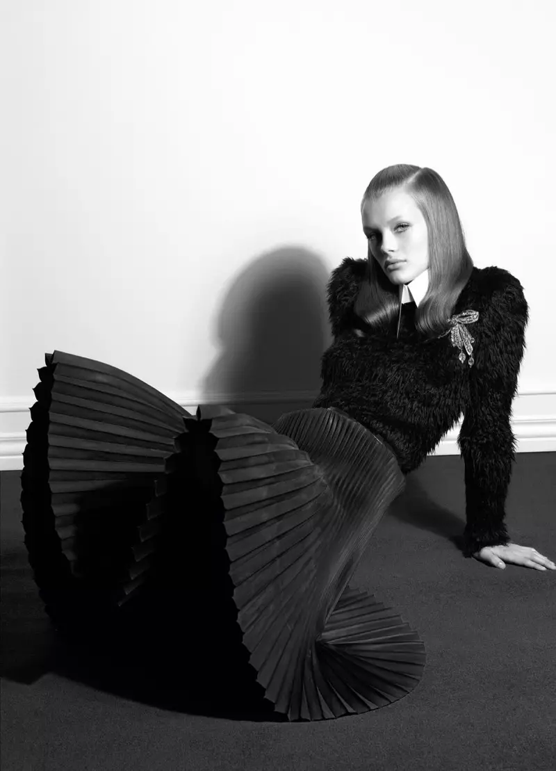 Kris Grikaite arată elegant în alb-negru pentru CR Fashion Book