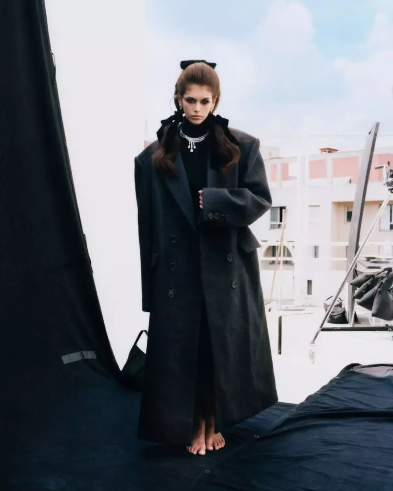 Kaia Gerber Poses ao amin'ny Haute Couture Mitady Boky lamaody CR