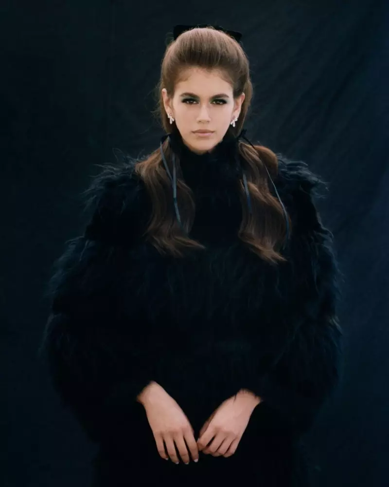 Kaia Gerber በ Haute Couture ውስጥ አቀማመጥ የCR ፋሽን መጽሐፍን ይፈልጋል