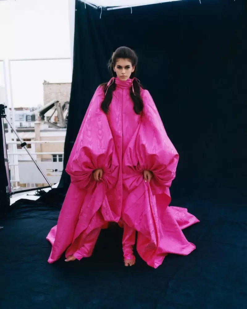 Kaia Gerber פּאָוזאַז אין כאַט קאָוטורע קוקט פֿאַר CR שניט בוך