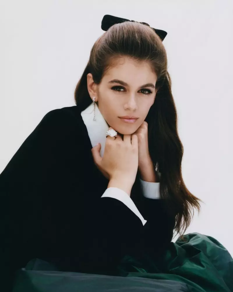 Haute Couture میں Kaia Gerber پوز CR فیشن بک کی تلاش میں