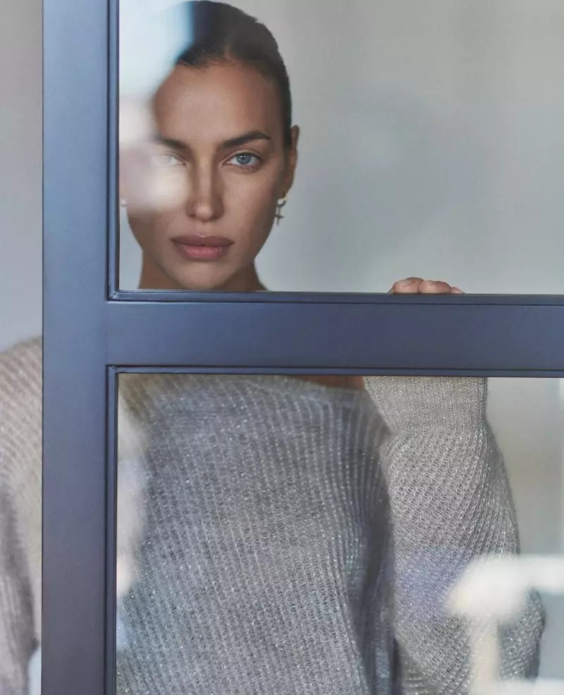 Irina Shayk, připravená na detailní záběr, nosí kašmírový svetr Falconeri.