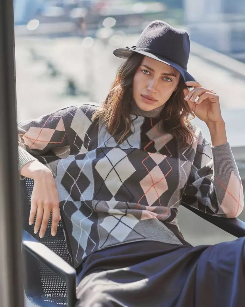 Irina Shayk kannab Falconeri argyle'i kampsunit.