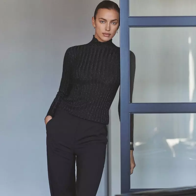 Múnlaíonn Irina Shayk geansaí cashmere saoire Falconeri.