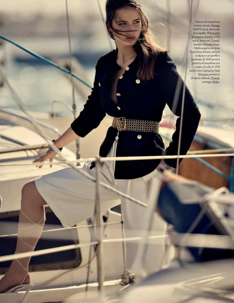 Sara Witt สวมชุดที่ได้รับแรงบันดาลใจจากการเดินเรือให้กับ ELLE Italy