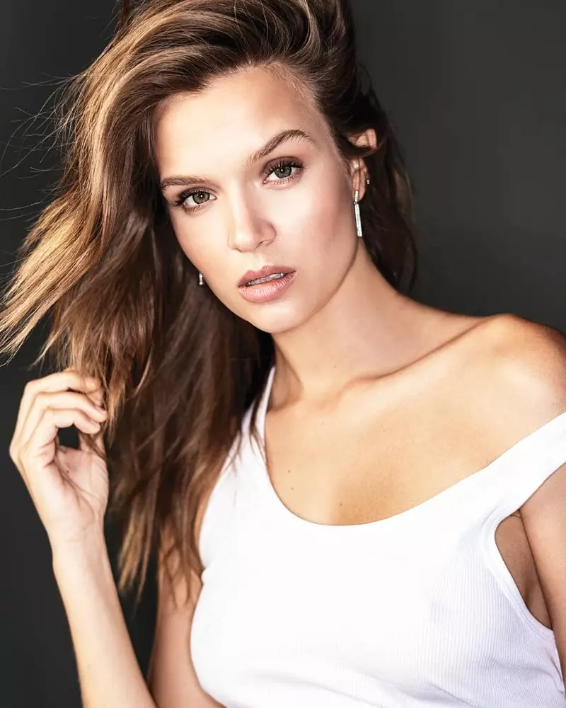 Josephine Skriver làm nóng lên câu chuyện trang bìa mùa hè hàng ngày