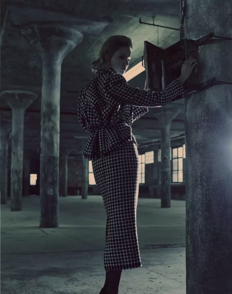 Sasha Luss priima „Film Noir“ stilių „Harper's Bazaar Taiwan“.