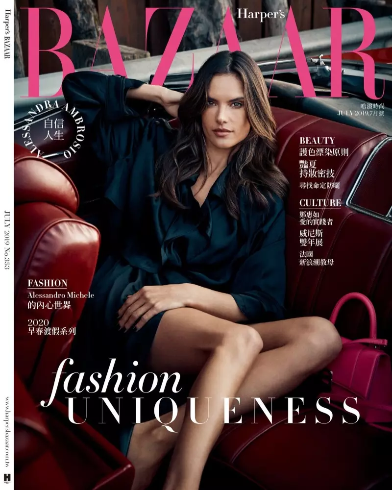 Alessandra Ambrosio สวมสไตล์แถลงการณ์สำหรับ Harper's Bazaar Taiwan