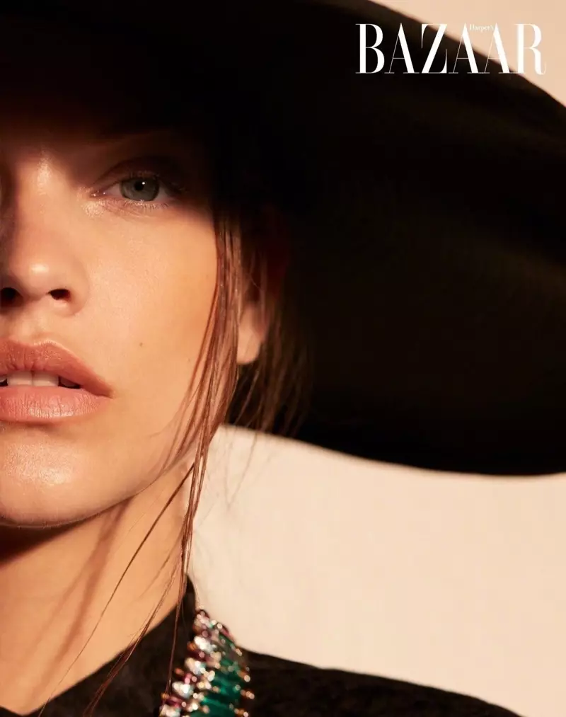 U-Barbara Palvin Uthatha Okugqamile e-Harper's Bazaar e-Taiwan