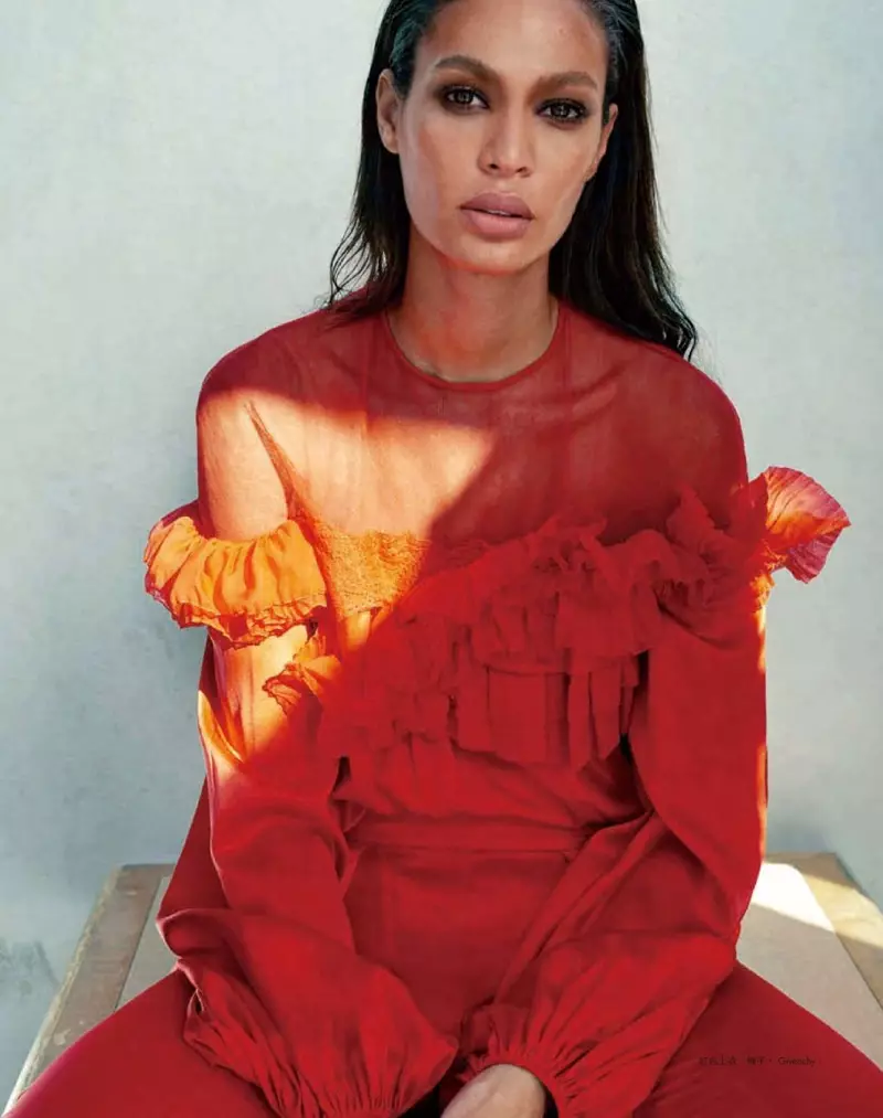 Joan Smalls Pozas en Ŝikaj Ensembloj por Harper's Bazaar Taiwan