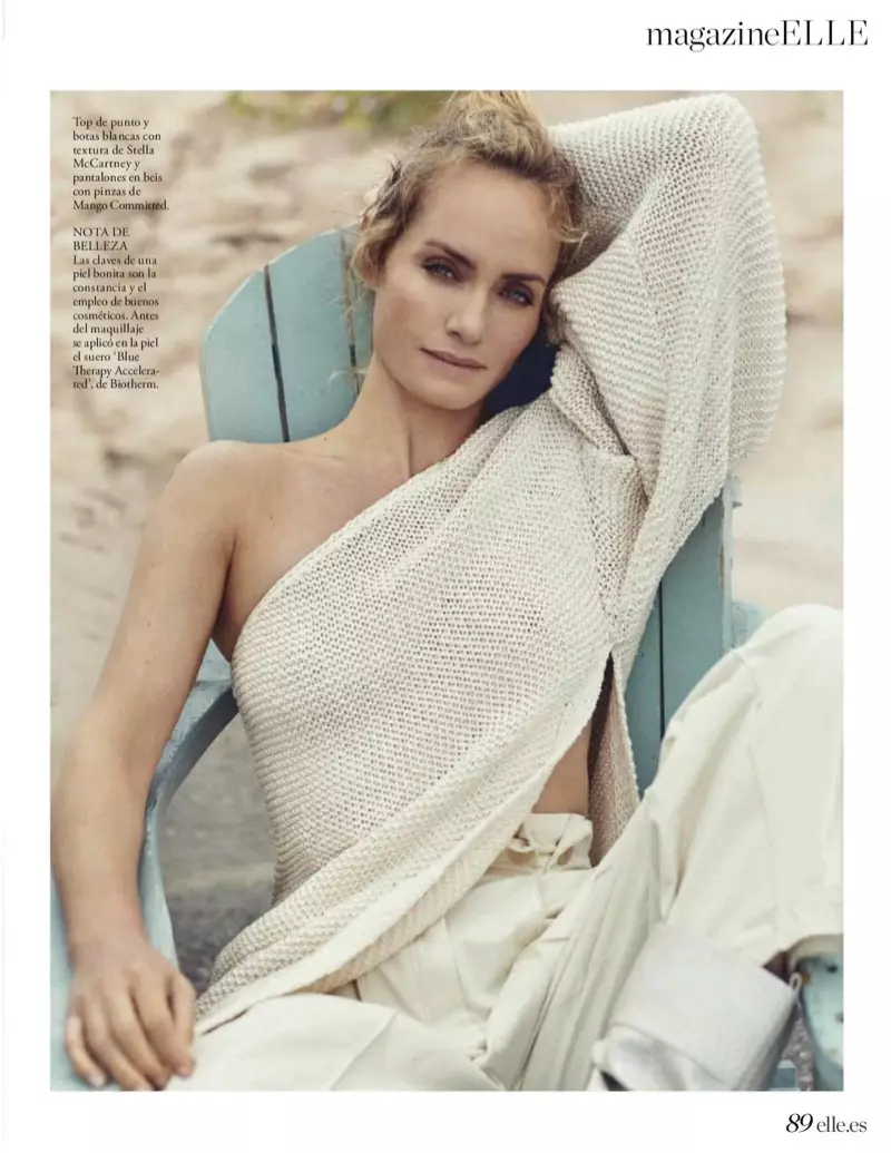 Amber Valletta 在 ELLE 西班牙的海灘上穿著休閒風格