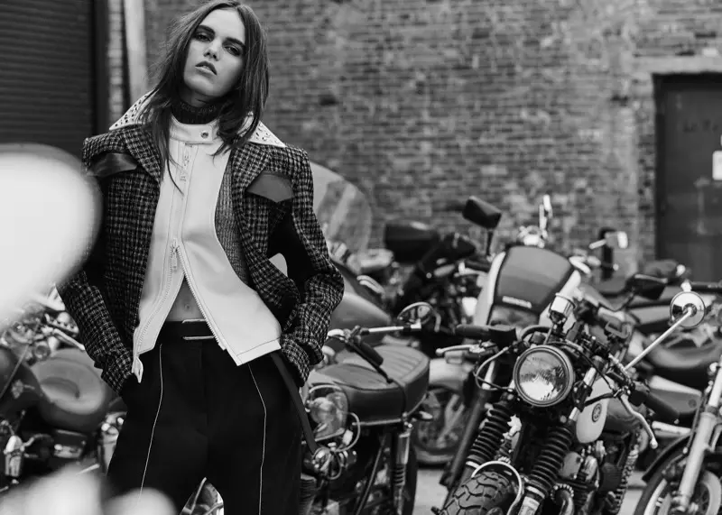 Mae Lily Stewart yn Modelu Siacedi Moto Cŵl ar gyfer Twrci Harper's Bazaar