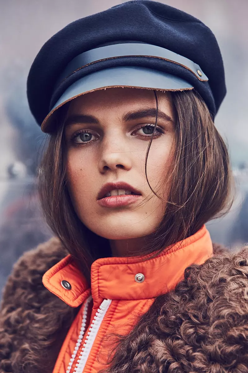 Mae Lily Stewart yn Modelu Siacedi Moto Cŵl ar gyfer Twrci Harper's Bazaar