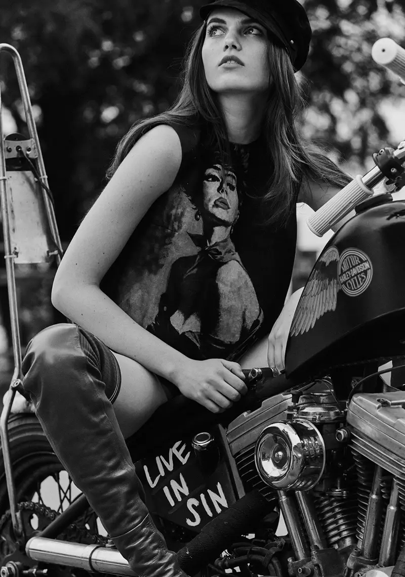 Lily Stewart modelira cool moto jakne za Harper's Bazaar Turska