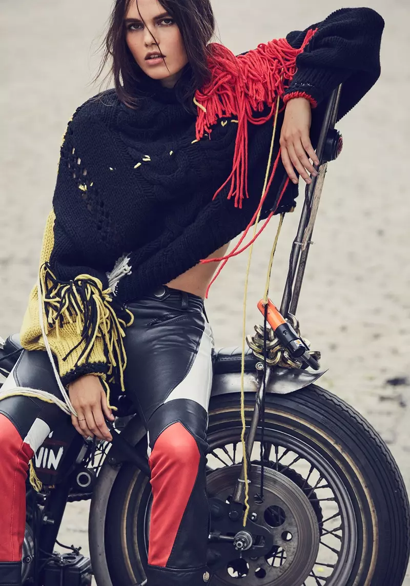 Lily Stewart porte des vestes de moto cool pour Harper's Bazaar Turkey