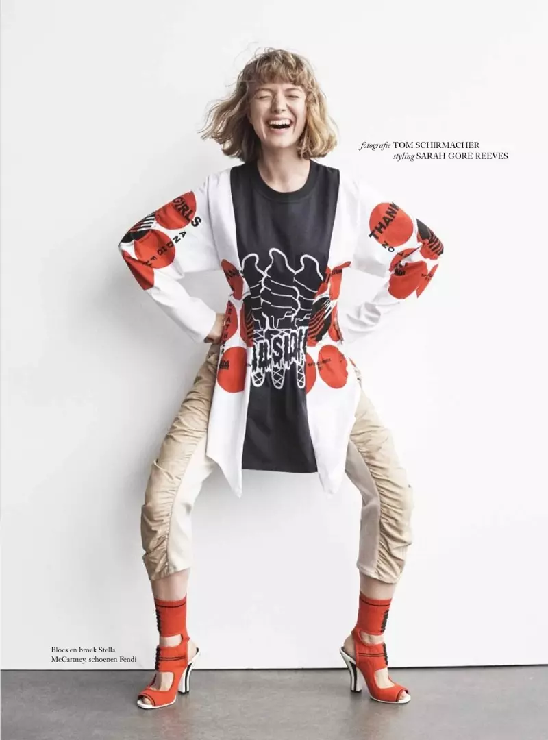 Lou Schoof Poses ing Cetakan Playful kanggo Harper's Bazaar Walanda