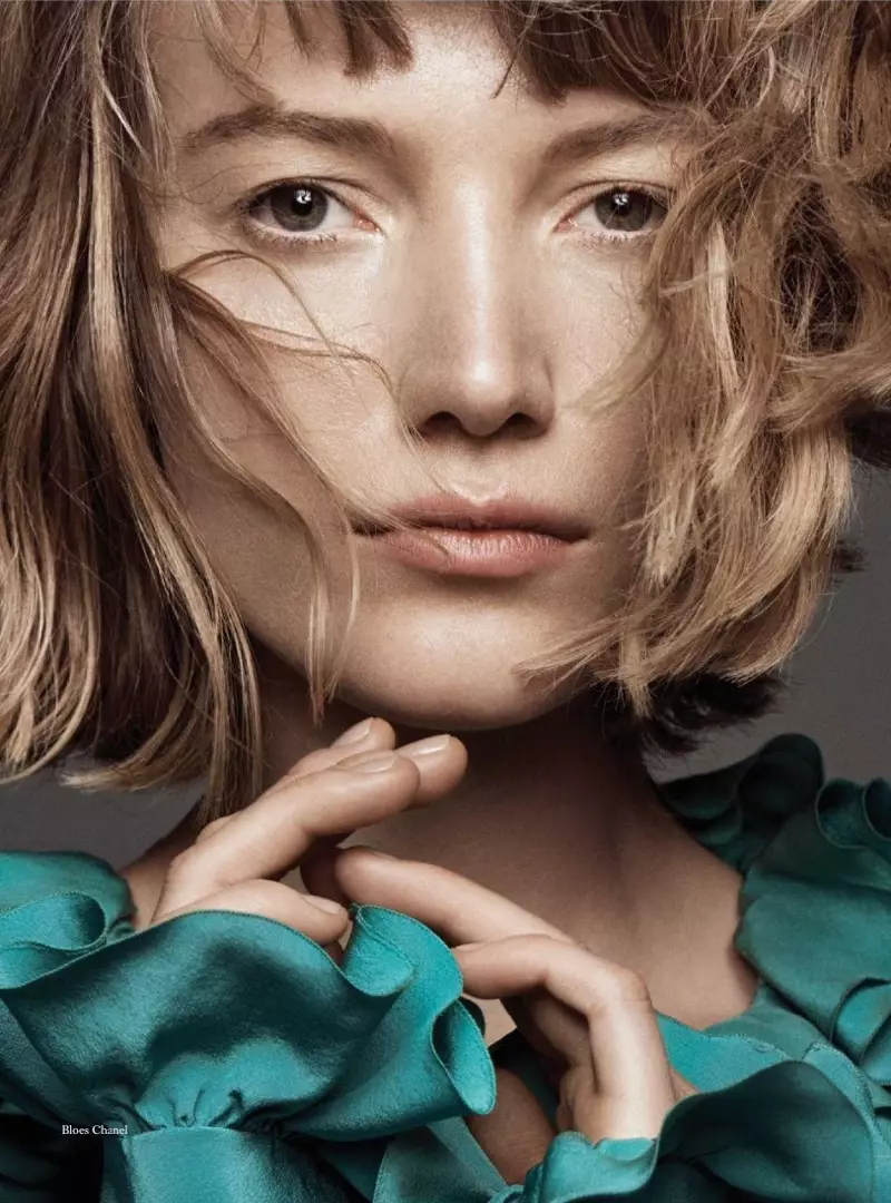 Lou Schoof Poses ing Cetakan Playful kanggo Harper's Bazaar Walanda