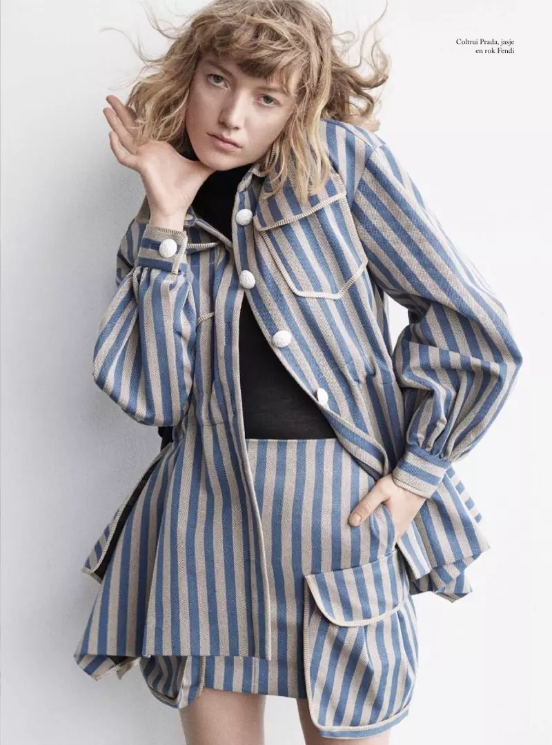 Lou Schoof Poses ing Cetakan Playful kanggo Harper's Bazaar Walanda