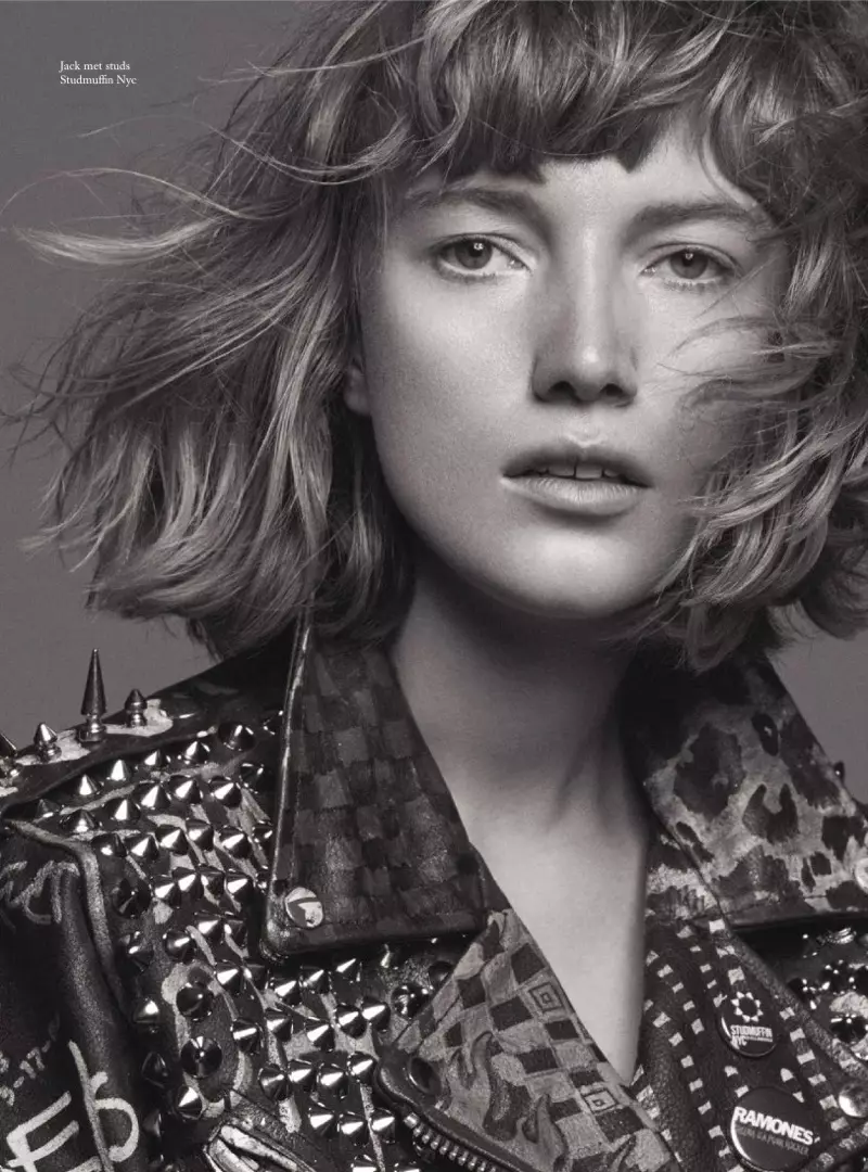 Lou Schoof Berpose dalam Cetakan Main-Main untuk Harper's Bazaar Netherlands