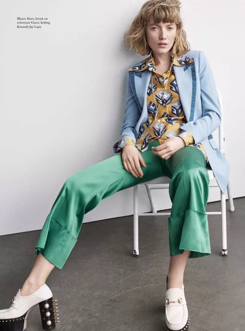 Lou Schoof Poses ing Cetakan Playful kanggo Harper's Bazaar Walanda